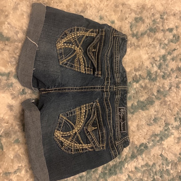 Ariya Jeans. Dark Wash Button closure Jean Short. Size: 7/8. - Picture 3 of 3